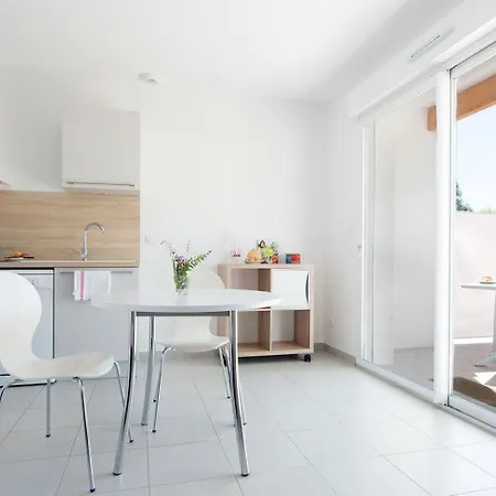 Gaia A 200m Des Thermes De ジョンザック